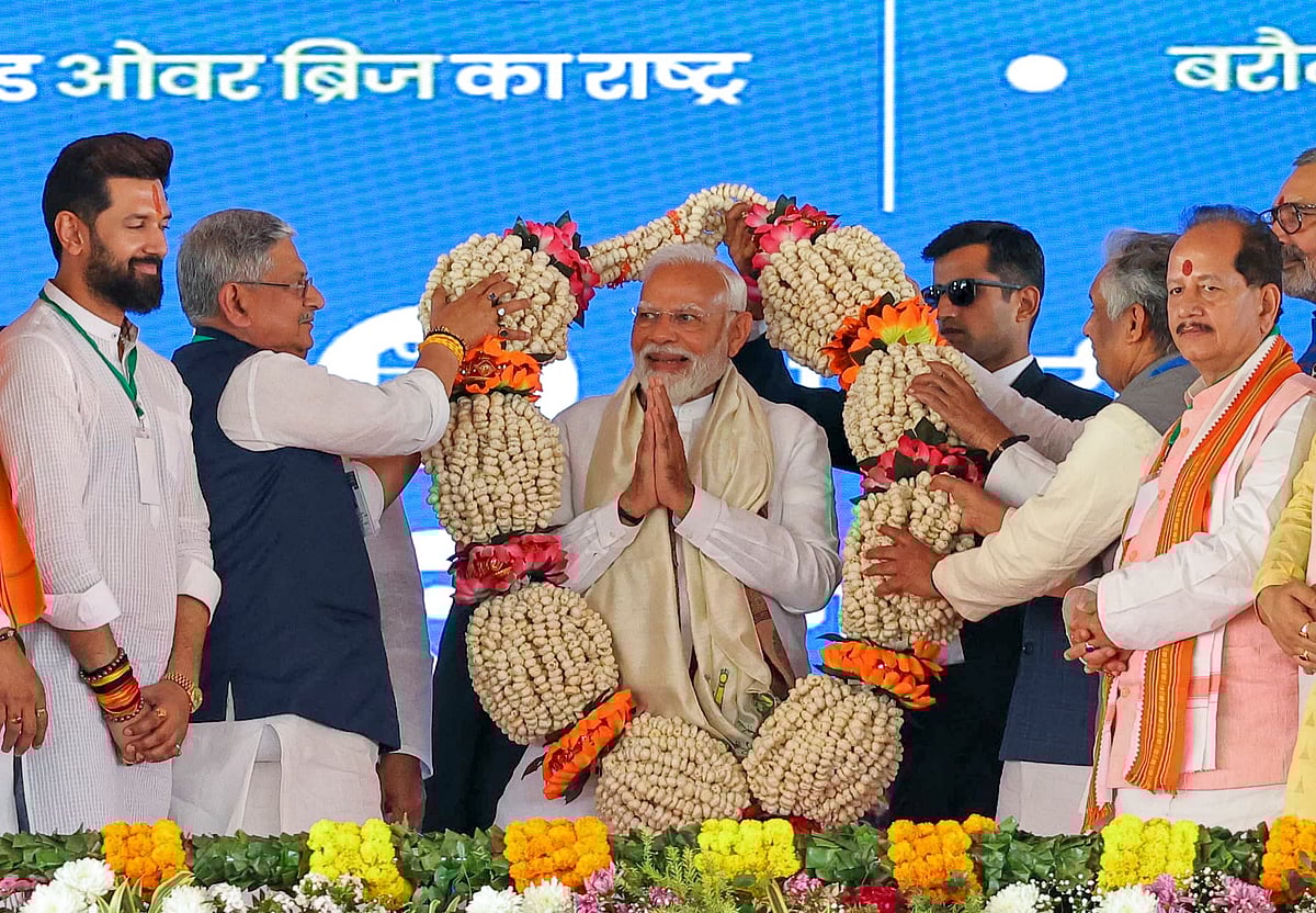 PTI : PM Modi felicitated with a garland of makhanas in Bihar's Bhagalpur
