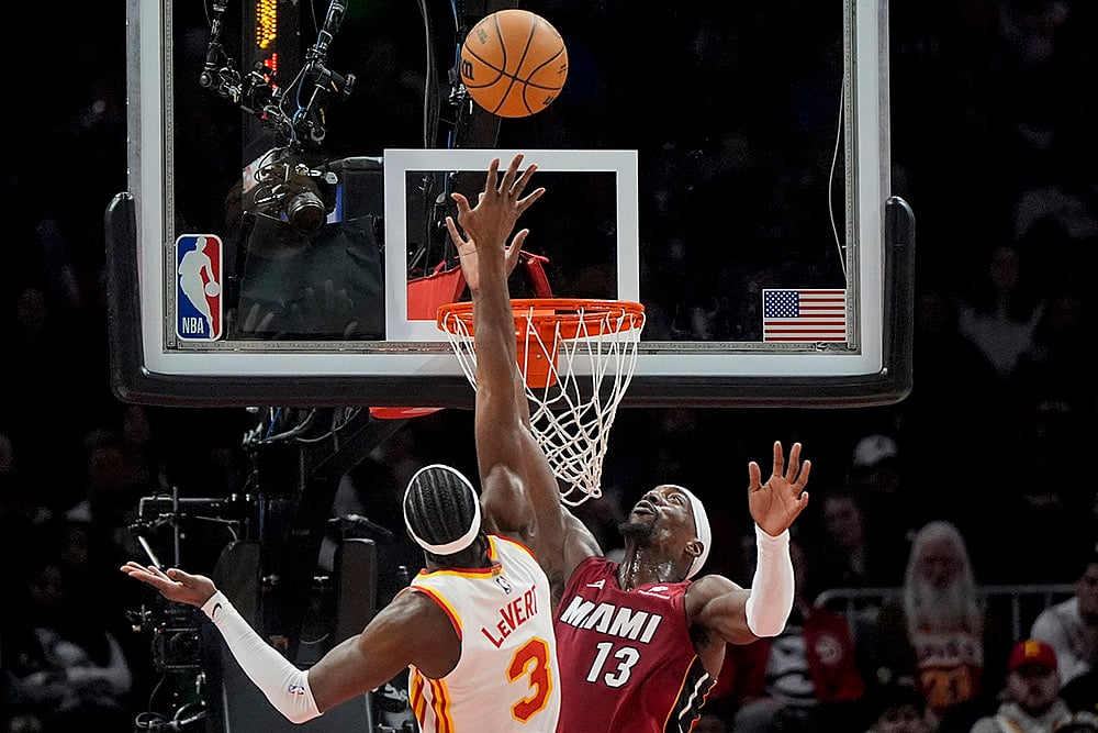 | Photo: AP/Mike Stewart : NBA 2024-25: Hawks guard Caris LeVert (3) shoots