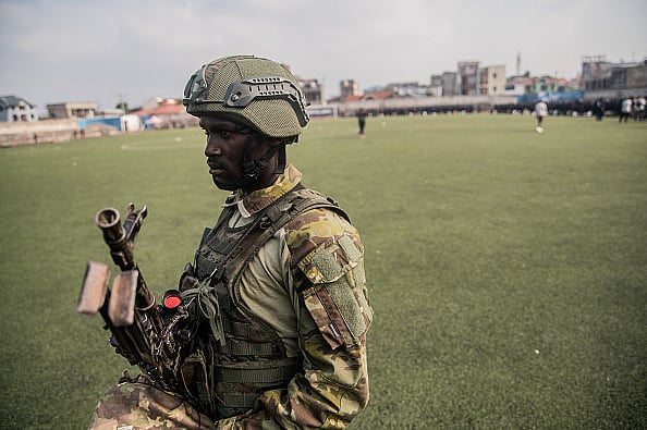  JOSPIN MWISHA / AFP : A member of the M23 movement stands guard during an enrolment of civilians, police officers, and former members of the Armed Forces of the Democratic Republic of Congo (FARDC) who allegedly decided to join the M23 movement voluntarily in Goma on February 23, 2025. Recent gains have given the M23 movement control of Lake Kivu following its lightning offensive in the east. 