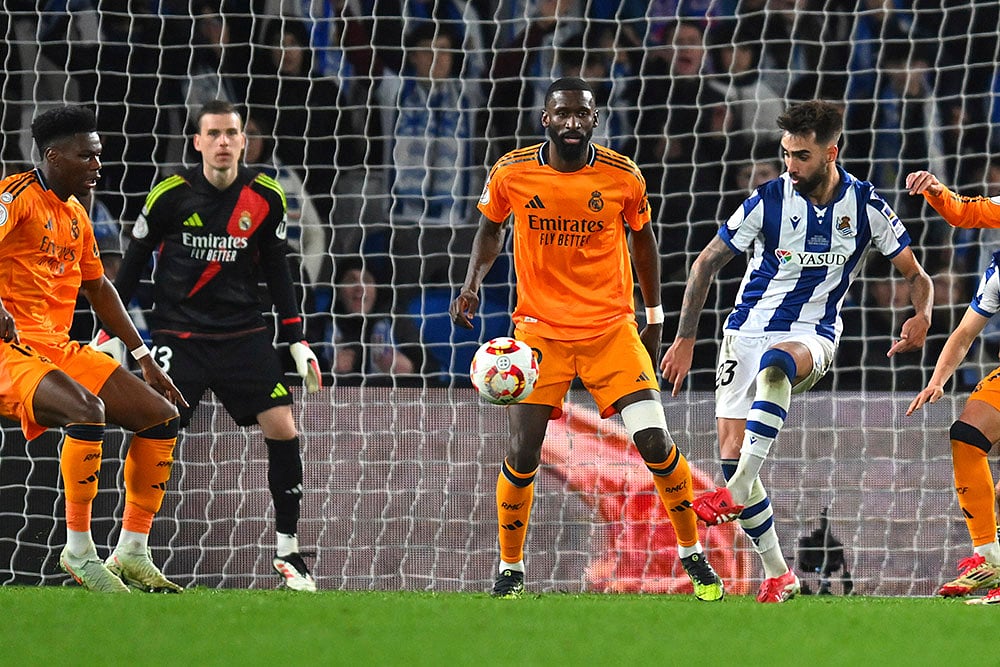 | Photo: AP/Miguel Oses : Copa del Rey, RSO vs RMA: Real Sociedad's Brais Mendez kicks the ball