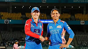X/MIPaltan : DC captain Meg Lanning with MI skipper Harmanpreet Singh.