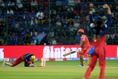 WPL 2025, RCB vs GG: Bengaluru’s Richa Ghosh takes the bails off to dismiss Gujarat Giants’ Dayalan Hemalatha