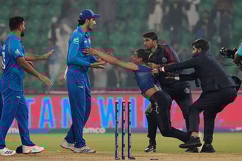 CT 2025, AFG vs ENG: Security officers try to grab a pitch invader
