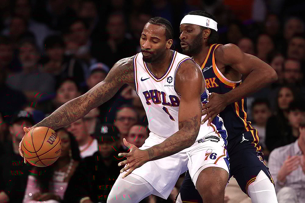 | Photo: AP/Pamela Smith : NBA 2024-25: 76ers' Andre Drummond, left, dribbles the ball