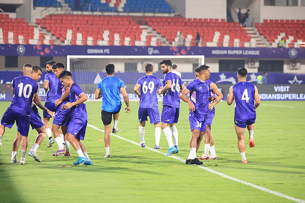 | Photo: FDSL/ISL : ISL 2024-25, OFC Vs MSC: Mohammedan Sporting players warm up ahead of the match
