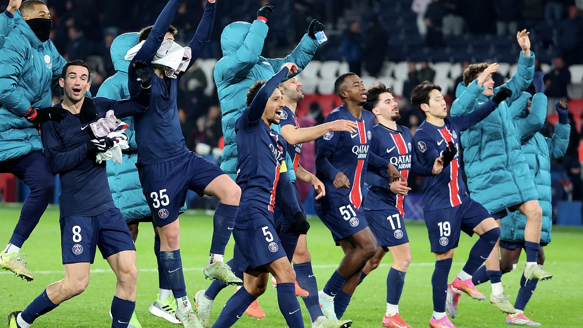 PSG's players celebrate after the win over Lille