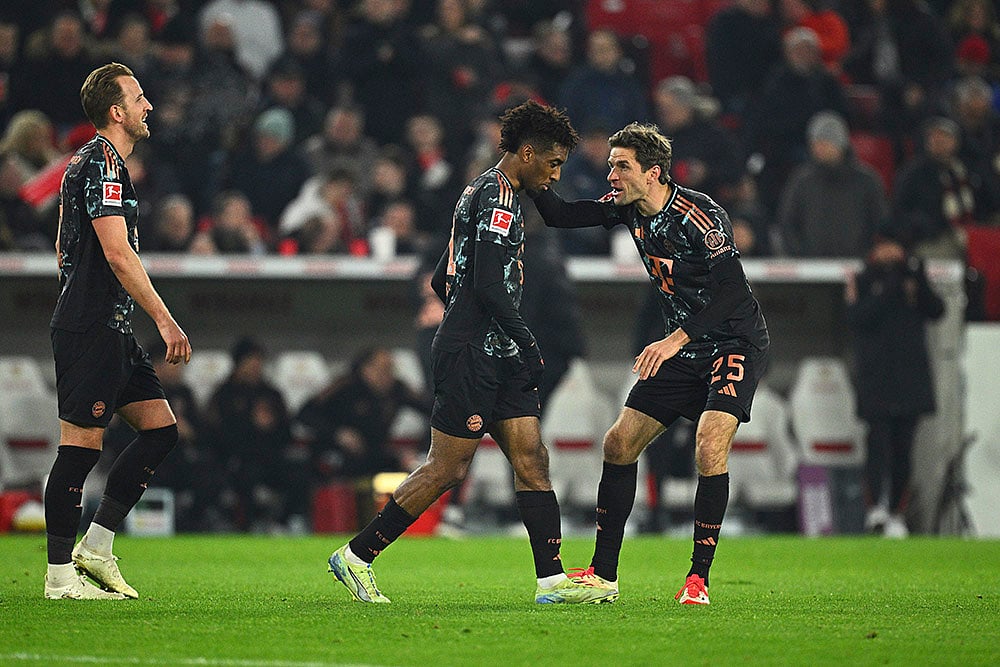 | Photo: Tom Weller/dpa via AP : Bundesliga soccer 2024-25: Munich's Thomas M'ller, right, congratulates Kingsley Coman after scoring
