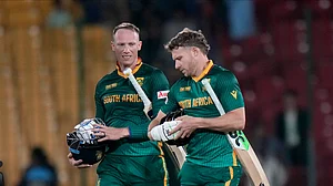 AP Photo/Anjum Naveed : South Africa's David Miller, right, Rassie van der Dussen walks off the field on the end of the ICC Champions Trophy cricket match between England and South Africa, in Karachi.