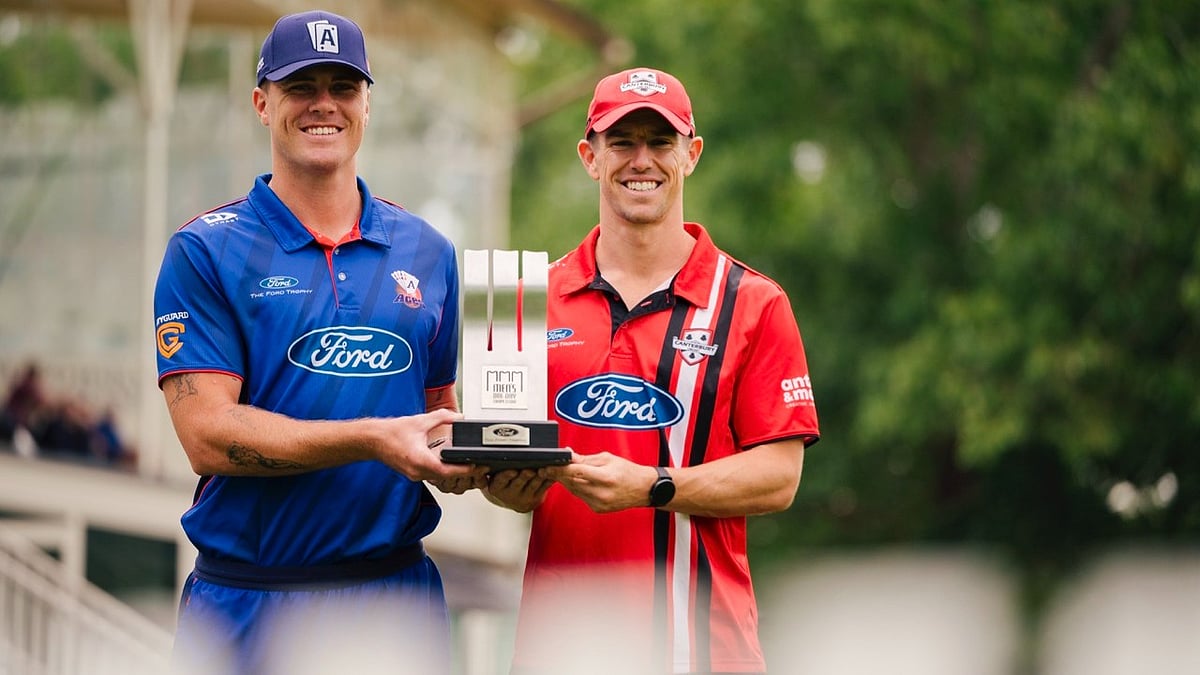 X/BLACKCAPS : Auckland Aces and Canterbury Kings captains posing with The Ford Trophy.