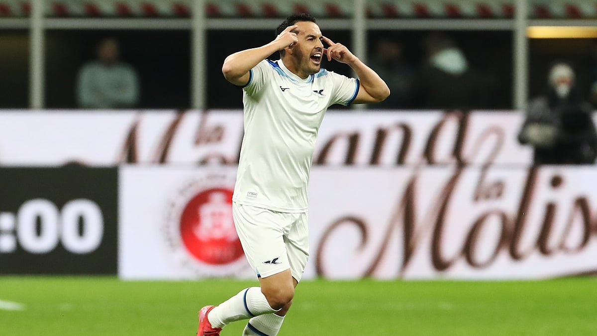 Pedro celebrates his penalty against AC Milan - null