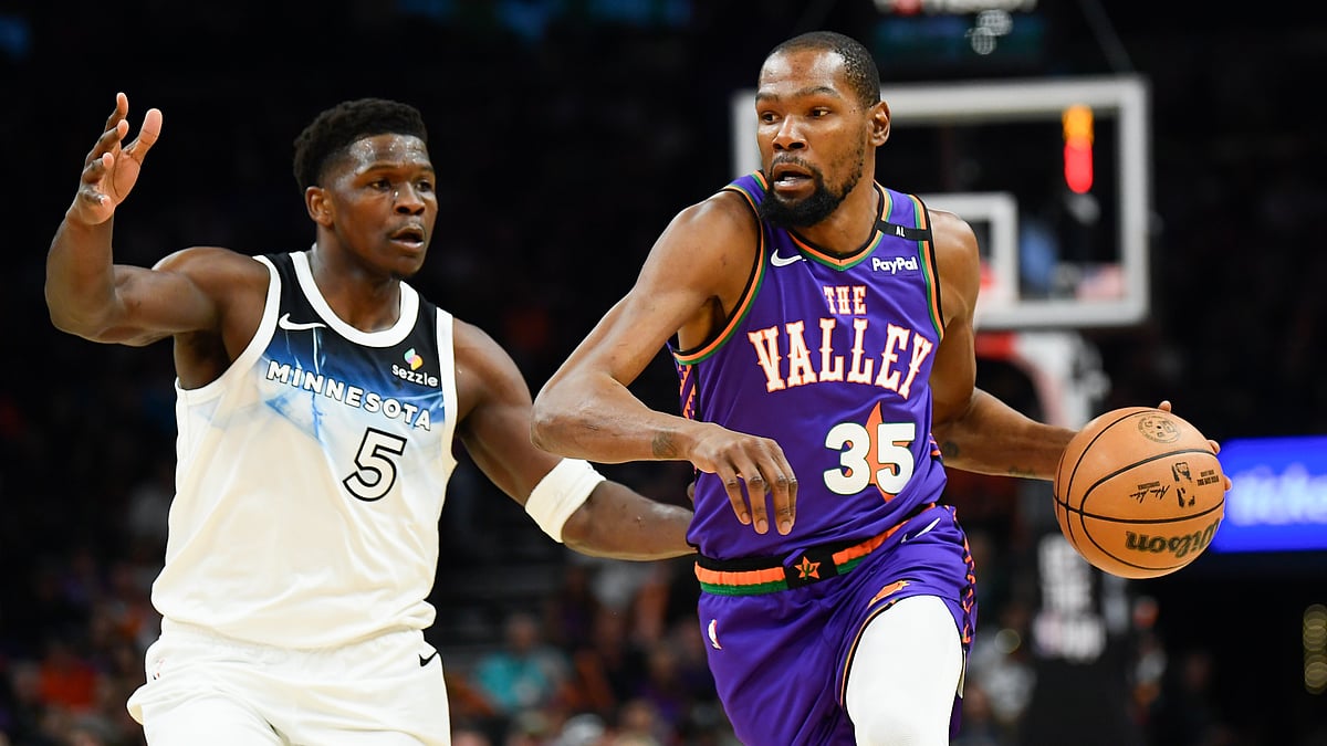 Kevin Durant goes up against Anthony Edwards