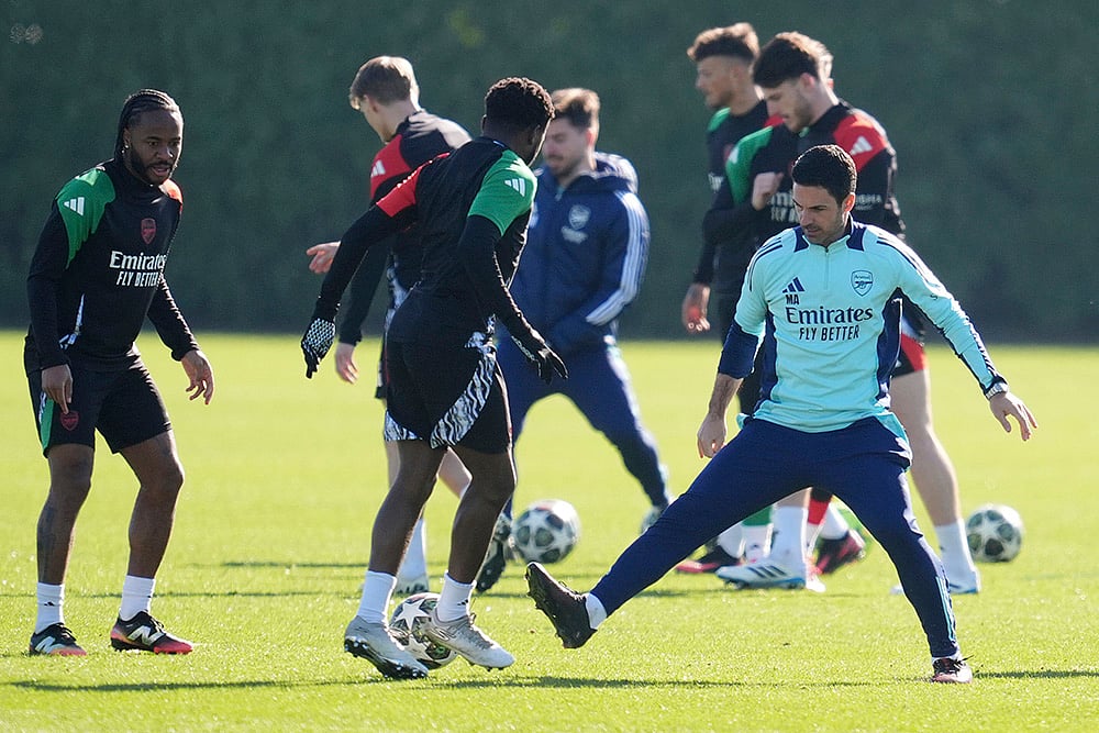 | Photo: Andrew Milligan/PA via AP : Champions League Round Of 16: Arsenal manager Mikel Arteta practices with players