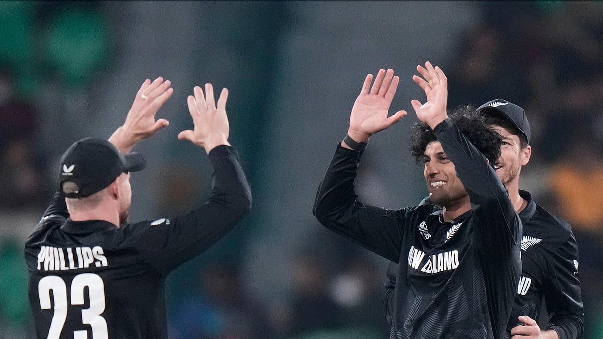 AP Photo/Anjum Naveed : New Zealand's Rachin Ravindra, second right, celebrates with teammate Glenn Phillips the dismissal of South Africa's Aiden Markram during the ICC Champions Trophy semifinal cricket match between New Zealand and South Africa at Gaddafi Stadium in Lahore.