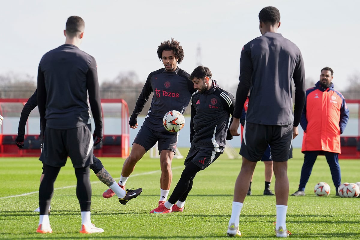 (Martin Ricket/PA via AP) : Manchester United's Joshua Zirkzee, second from left, and Bruno Fernandes, center, attend a training session at the Trafford Training Centre, in Manchester, England, ahead of their round of 16 Europa League match against Real Sociedad, Wednesday, March 5, 2025.

