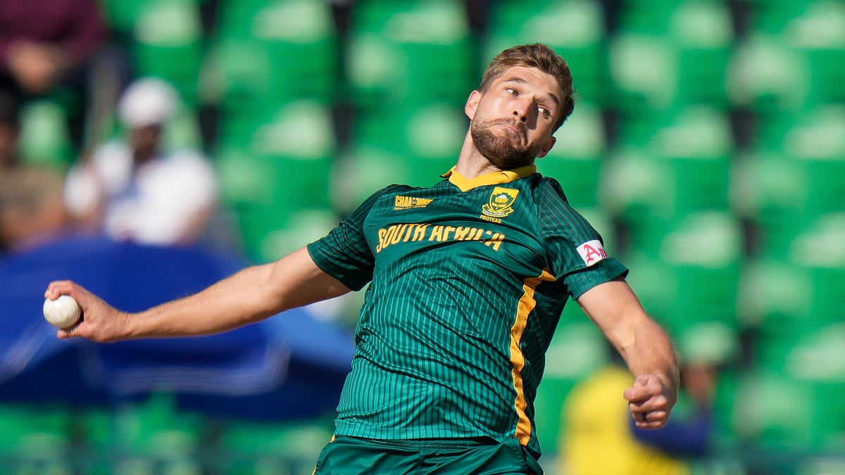 AP Photo/Anjum Naveed : South Africa's Wiaan Mulder bowls a delivery during the ICC Champions Trophy semifinal cricket match between New Zealand and South Africa at Gaddafi Stadium in Lahore.