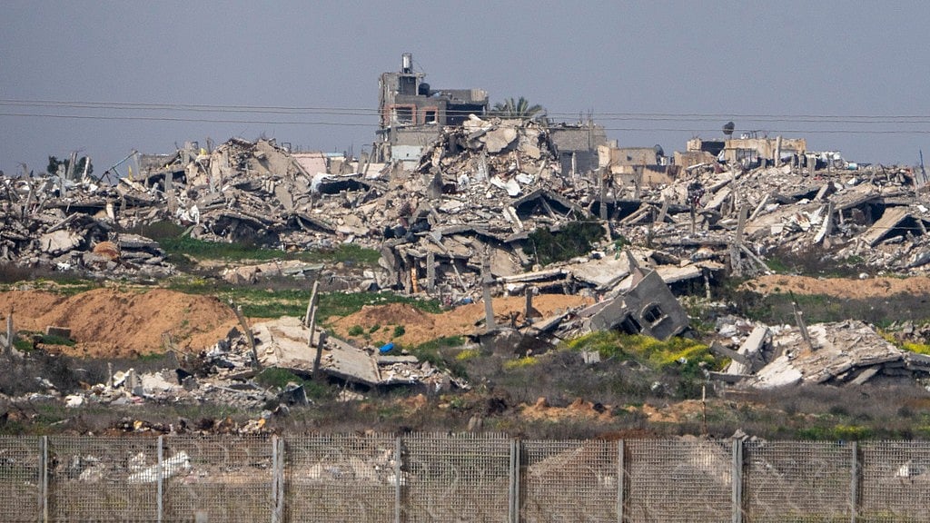 | Photo: AP/Ariel Schalit : Destroyed buildings by Israeli bombardments in the northern Gaza Strip as seen from southern Israel, Wednesday, March 5, 2025. 