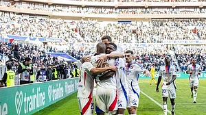 X/OL : Lyon players celebrate.