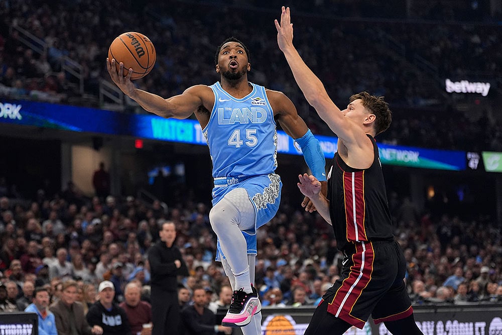 | Photo: AP/Sue Ogrocki : NBA: Miami Heat vs Cleveland Cavaliers