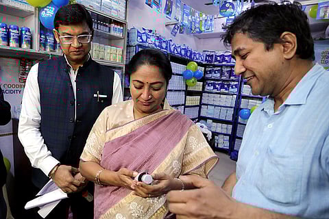 Delhi CM visits Jan Aushadhi Kendra