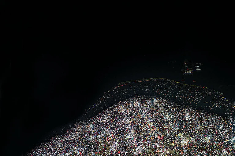 A Spectacle to Behold: An aerial view of devotees taking a dip at the confluence of the Ganga, the Yamuna and the mythical Saraswati rivers on the final day of the Maha Kumbh Mela in Prayagraj, Uttar Pradesh, on February 26, 2025 - Photo: AP