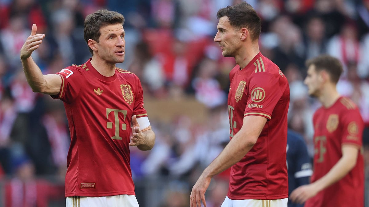Muller and Goretzka look on during Bayern's defeat
