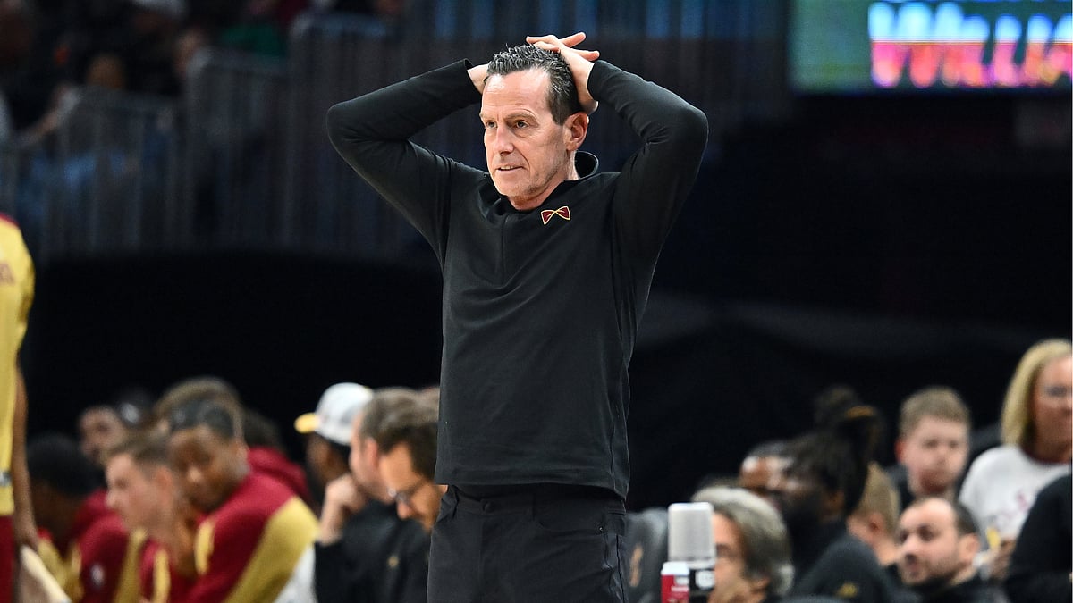 Kenny Atkinson during the Cleveland Cavaliers' win over the Charlotte Hornets