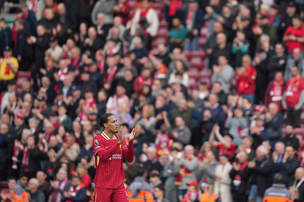 | Photo: AP/Jon Super : EPL 2024-25, Liverpool vs Southampton: Liverpool's Virgil van Dijk applauds supporters at the end of the match