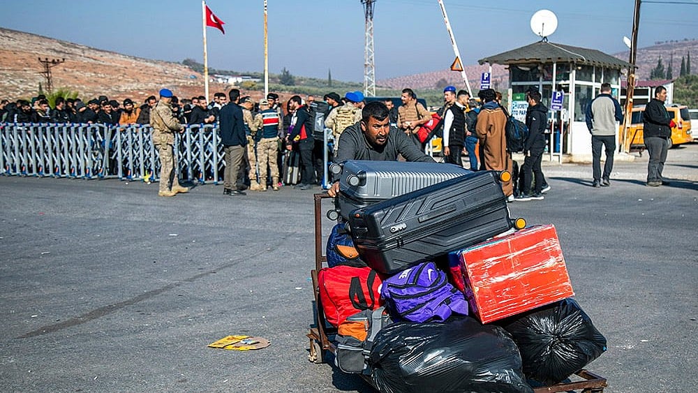 |  Photo: AP/Metin Yoksu : Syrians arrive to cross into Syria