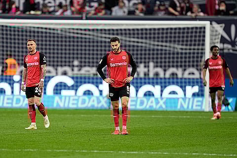 Bundesliga, Leverkusen and Werder Bremen: Leverkusen's players react disappointed after Bremen scored the final goal