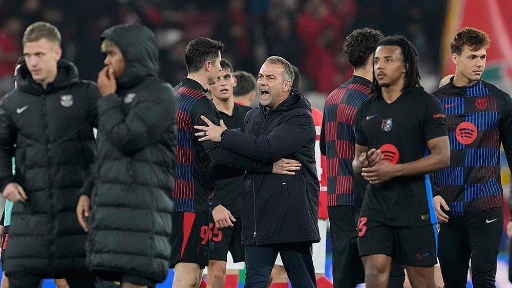 | Photo: AP/Armando Franca : Barcelona's head coach Hansi Flick with his players