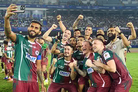 ISL 2024-25, MBSG vs FCG: A group photo for the League Shield-winning team