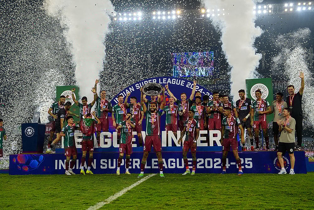 | Photo: FSDL/ISL : ISL 2024-25, MBSG vs FCG: Mohun Bagan players celebrate with League Shield