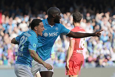 Serie A, Napoli and Fiorentina: Napoli's Romelu Lukaku, right, celebrates scoring with Giacomo Raspadori