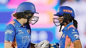 X/mipaltan : Harmanpreet Kaur with Nat Sciver-Brunt.