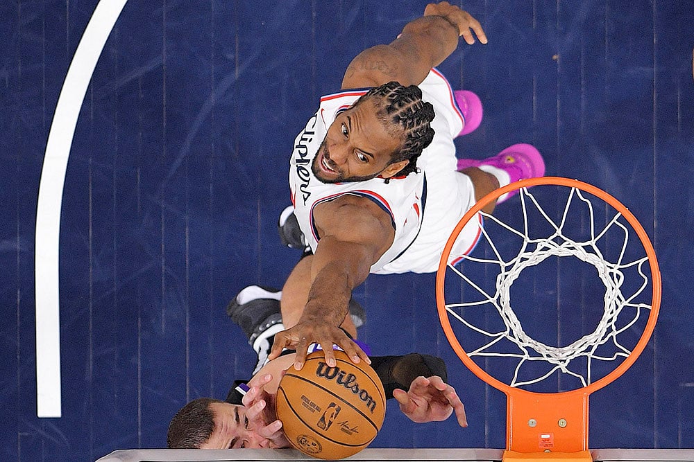 | Photo: AP/Mark J. Terrill : Kings vs Clippers NBA Basketball: Clippers forward Kawhi Leonard  blocks the shot of 