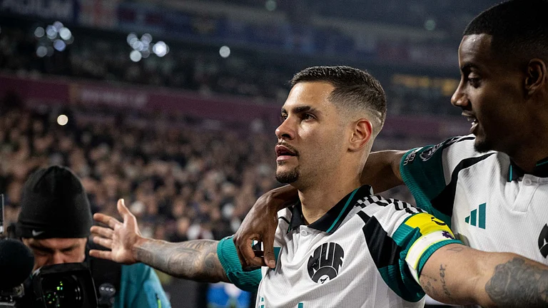 Guimaraes celebrates his goal with Isak - null