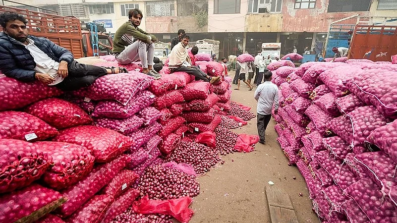 Onion prices drop by ₹300-500 per quintal