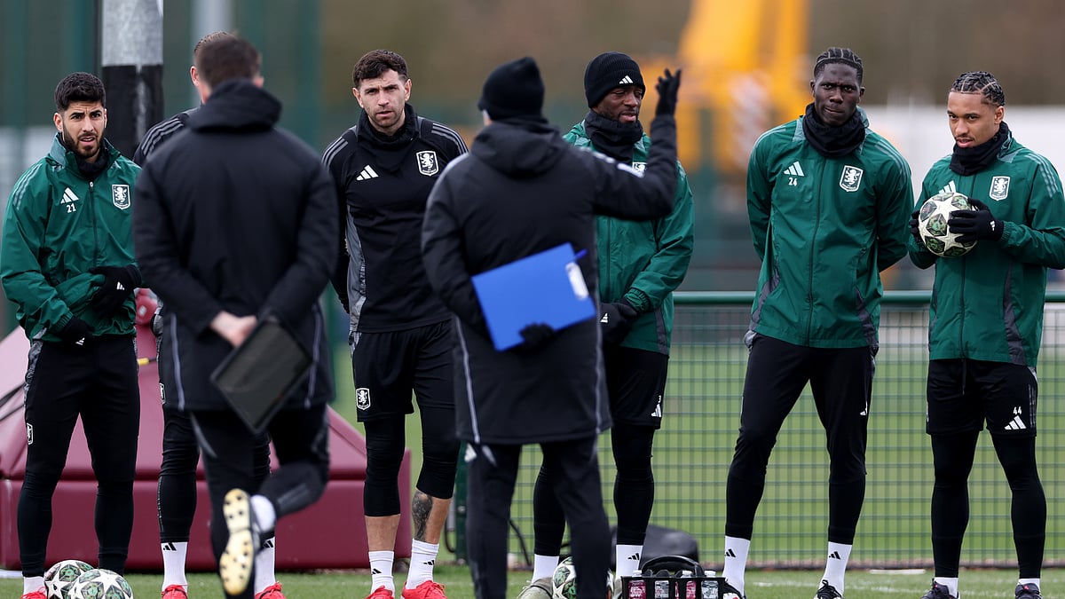 Marco Asensio, Emiliano Martinez and Amadou Onana in Aston Villa training.