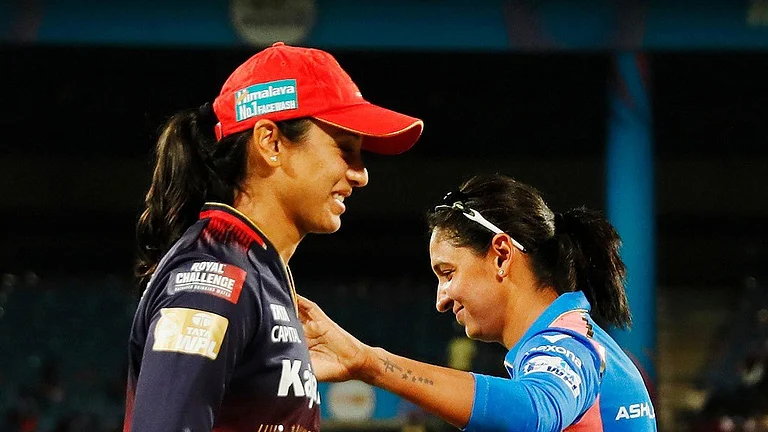 Mumbai Indians women captain Harmanpreet Kaur and Royal Challengers Bengaluru skipper Smriti Mandhana during the toss before the WPL match. - Photo: X | Mumbai Indians