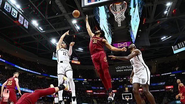 NBA: Cleveland Cavaliers Rally For 15th Straight Win, Clinch Central Division
