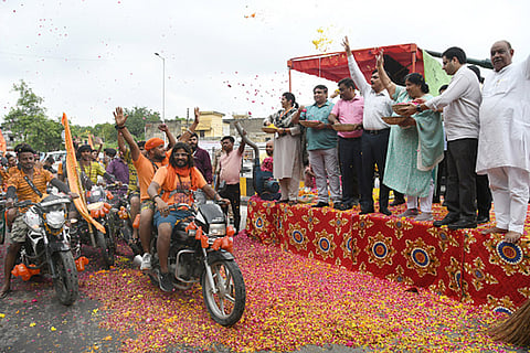 Kawaria being welcomed by officials