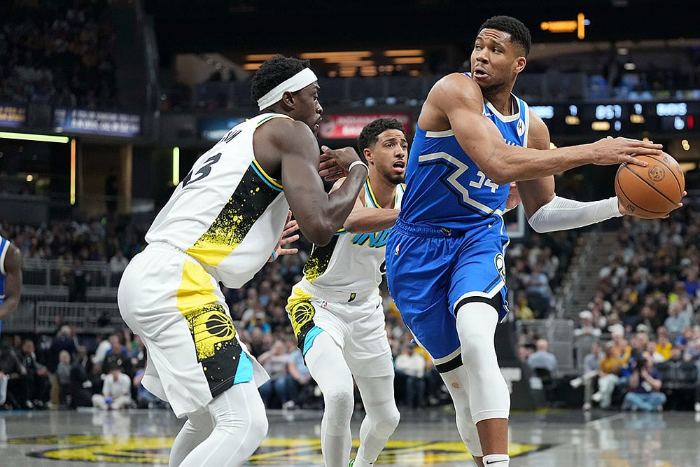 | Photo: AP/AJ Mast : NBA 2024-25, Bucks vs Pacers: Bucks forward Giannis Antetokounmpo, right, passes the ball