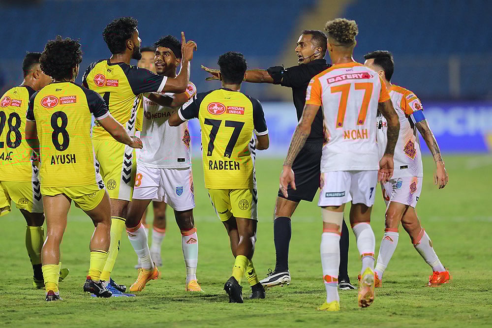 | Photo: FSDL/ISL : ISL 2024-25, HFC vs KBFC: Match referee tries to take control of the match