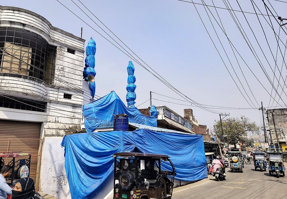 PTI : Mosque covered ahead of Holi procession