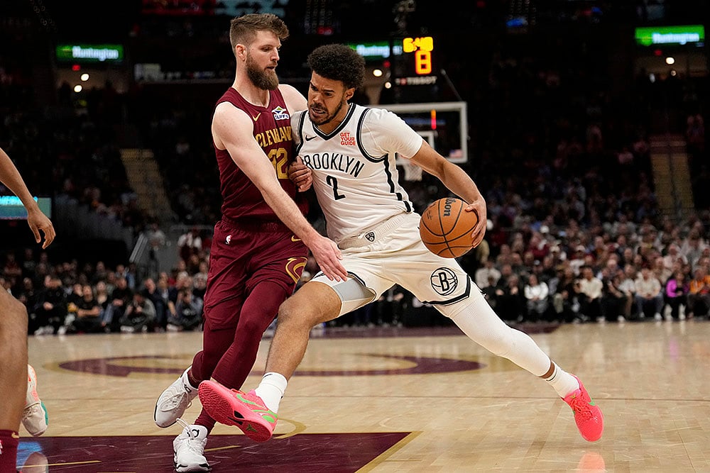| Photo: AP/Sue Ogrocki : NBA 2024-25, Nets vs Cavaliers: Nets forward Cameron Johnson drives against Cavaliers forward Dean Wade