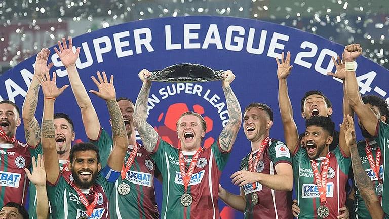 ISL 2024-25, MBSG vs FCG: Mohun Bagan players lift the league winners' shield - | Photo: FSDL/ISL