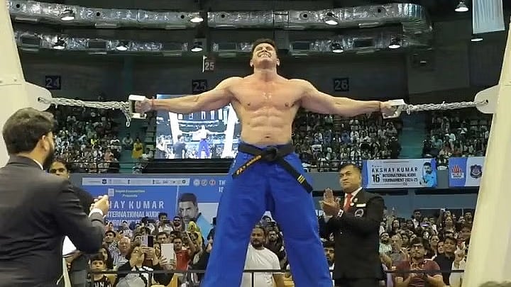 X/GWR : Vispy Kharadi seen here holding onto the Hercules pillars.