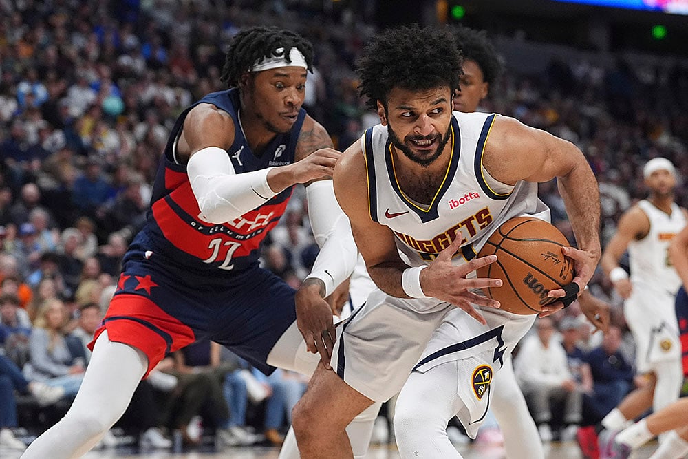 | Photo: AP/David Zalubowski : NBA 2024-25: Nuggets guard Jamal Murray, right, pulls in a loose ball