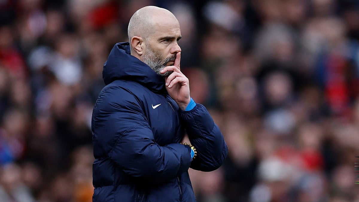 Enzo Maresca watches on as Chelsea struggle against Arsenal