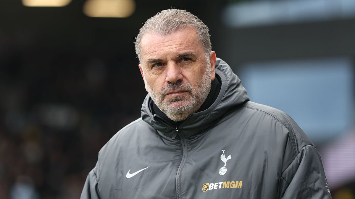 Postecoglou looks on during Tottenham's defeat.